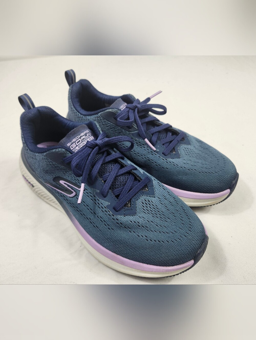 Skechers Women's 8.5 M Go Run Elevate 2.0 Lace-Up Athletic Sneakers Blue